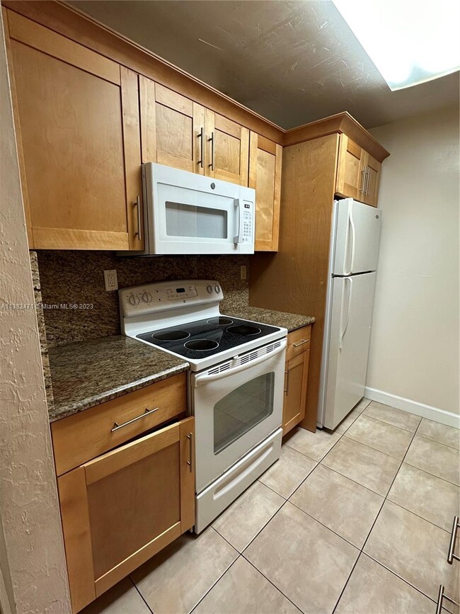 Building Photo - 10834 N Kendall Dr