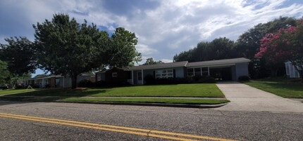 Building Photo - 609 Hibiscus Ave