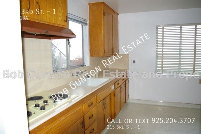 Foto del edificio - 215 W 3rd St