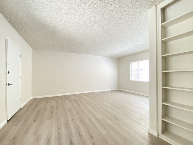 Building Photo - Newly Renovated Studio with Parking and La...