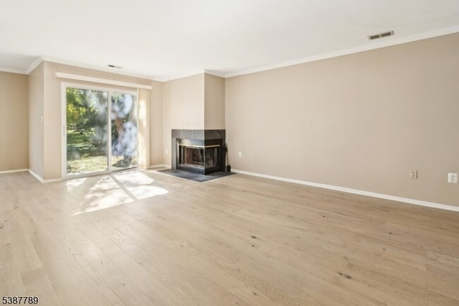 Building Photo - 10 Brookline Ct