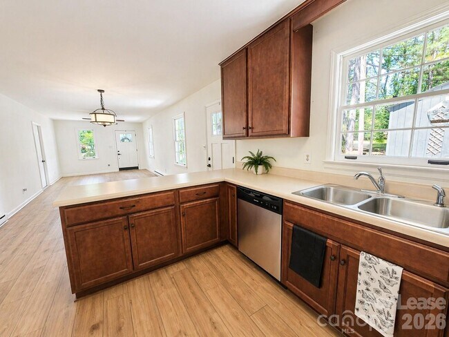 Building Photo - 2736 Miranda Rd