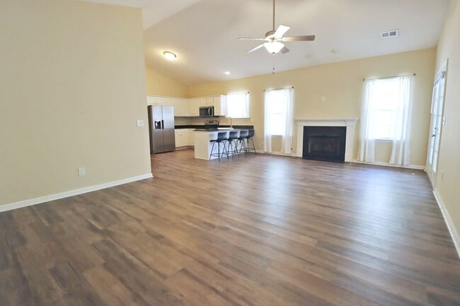 Building Photo - Fabulous 3 Bedroom home in highly desired community with a lake, pool, and clubhouse! Available M...