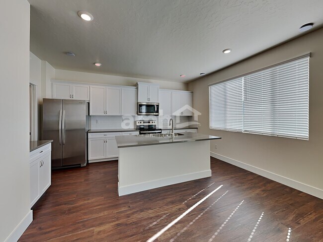 Building Photo - 1349 Marysville Ave