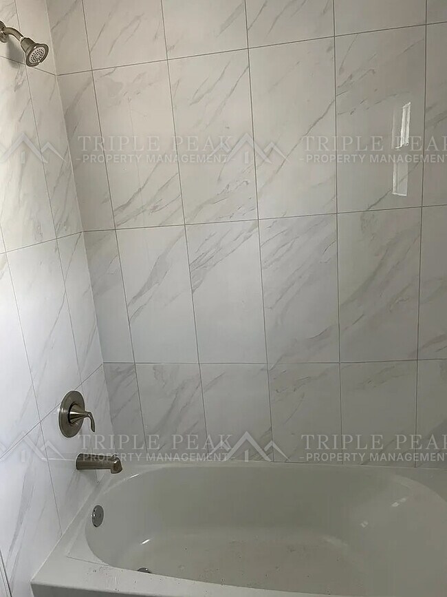 Foto del edificio - 297 N Laurel St