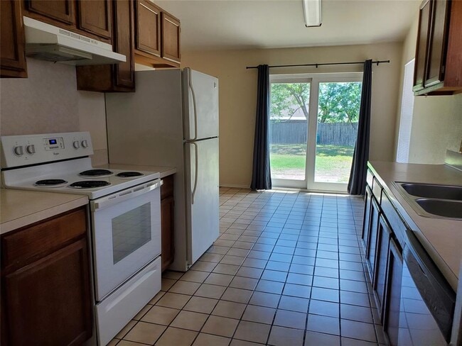 Building Photo - 2210 N Celia Dr