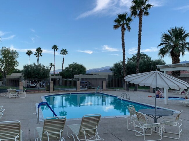 Building Photo - 2900 Sunflower Cir E