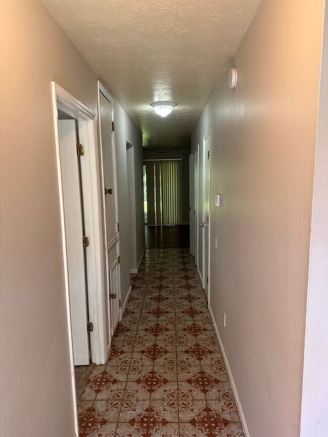 Building Photo - Gorgeous and Spacious 3 BR 1.5 BA Townhome...