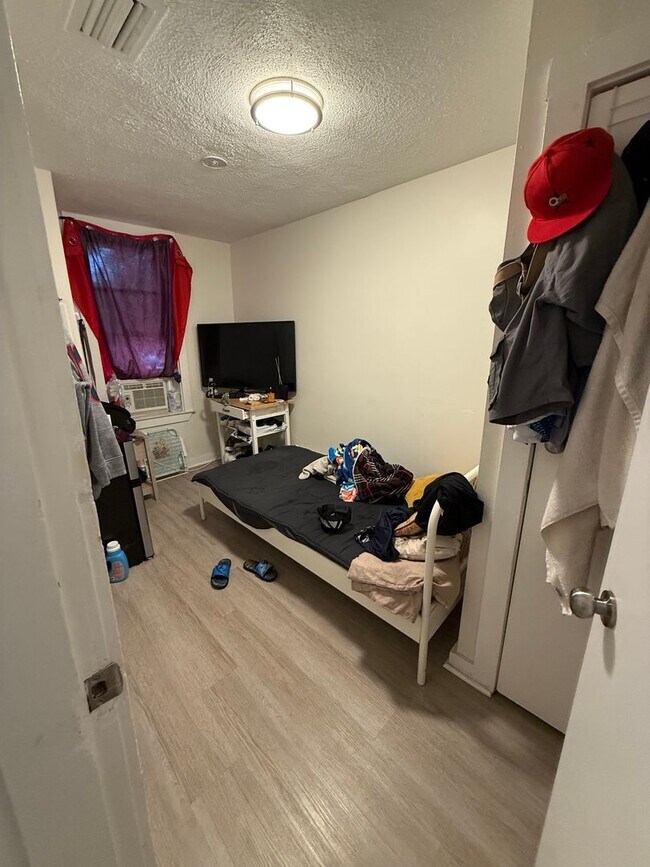 Building Photo - NO FEE!!!  ALLSTON 2.5 BED W/ DISHWASHER, PARKING SPOT - GREAT PACKAGE DEAL