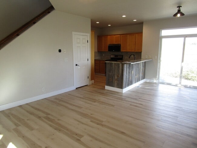 Foto del edificio - Completely Refreshed 2 Story Home with Fen...