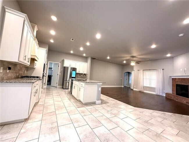 Building Photo - 4504 SW Plumley Ave