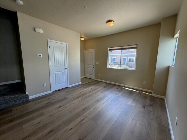 Foto del edificio - Beautiful 2-Story Townhome with Finished Basement