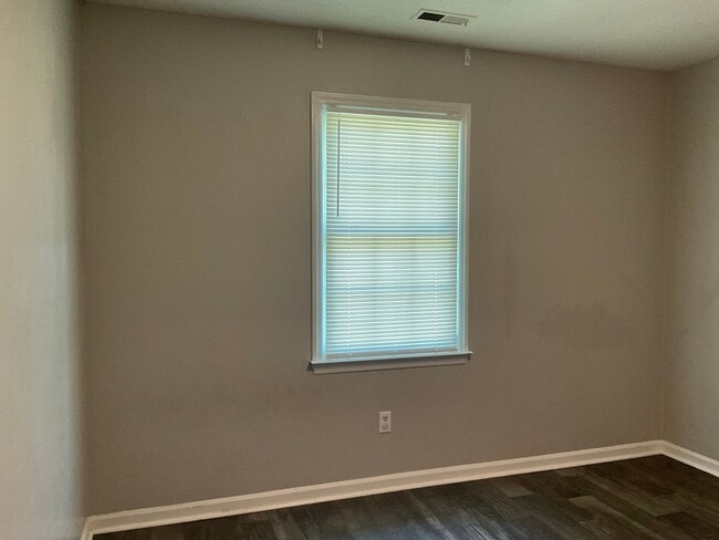 Building Photo - Charming 2 bedroom 2 bath duplex. Just a short drive to the area bases, shopping and fine dining....