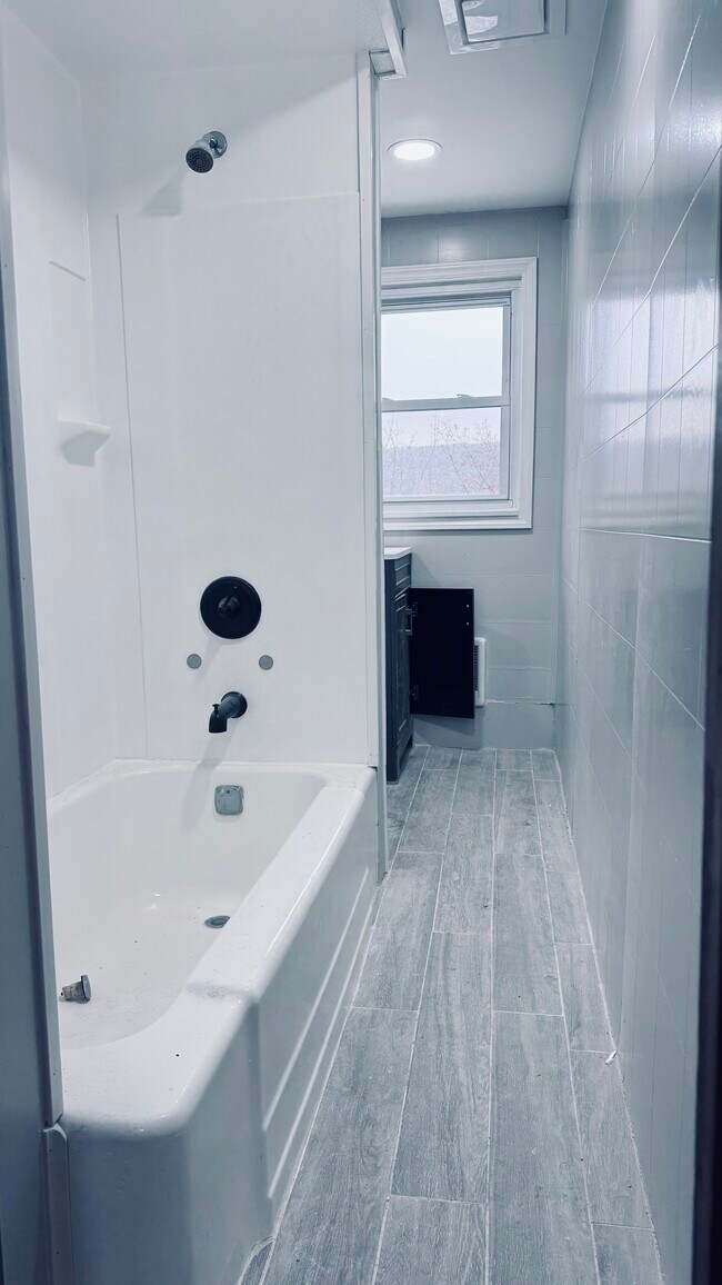 Building Photo - 139 E High St