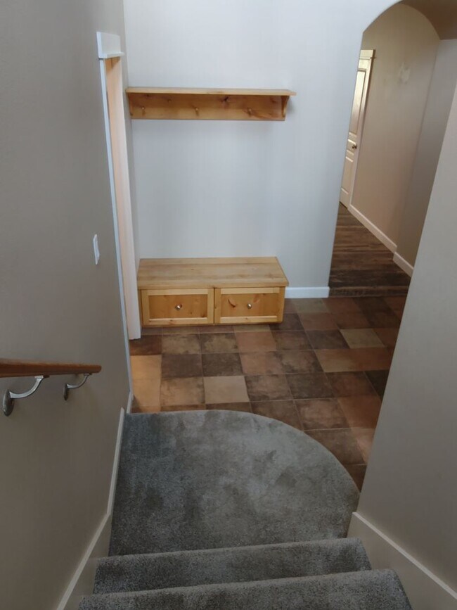 Foto del edificio - Freshly updated 4 bedroom 2.5 bath, two st...