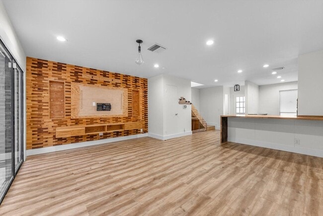 Building Photo - 850 Hill Dr
