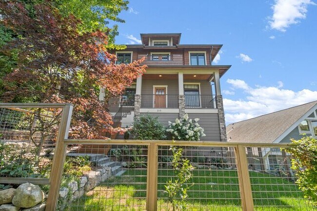 Foto del edificio - Gorgeous Phinney Ridge Craftsman w/ Air Co...