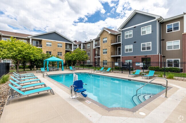 Piscina - Sierra Pointe Apartments
