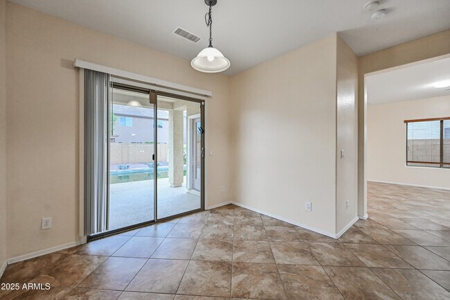 Foto del edificio - 26196 W Burnett Rd