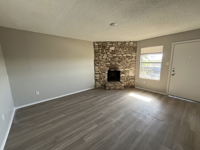 Foto del edificio - 606 Bracewood Cir