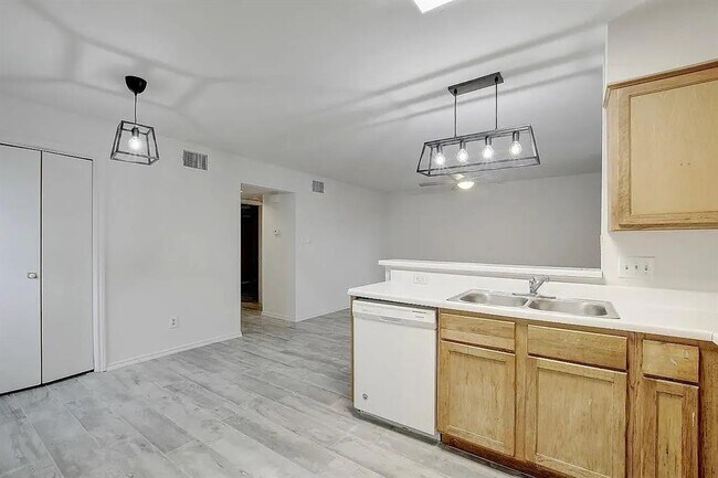 Foto del edificio - 809 Bracewood Cir
