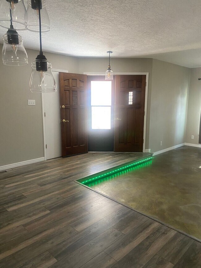 Building Photo - Beautiful 3 Bedroom home with 2 living spaces