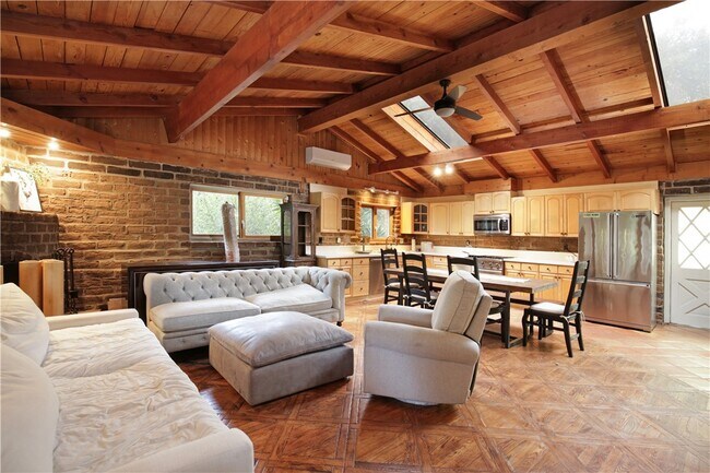 Foto del edificio - 17825 Bear Valley Ln