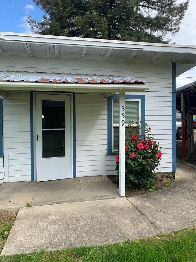 Foto principal - 3 Bedroom 1 Bath Home in Sutherlin ~ 359 E...