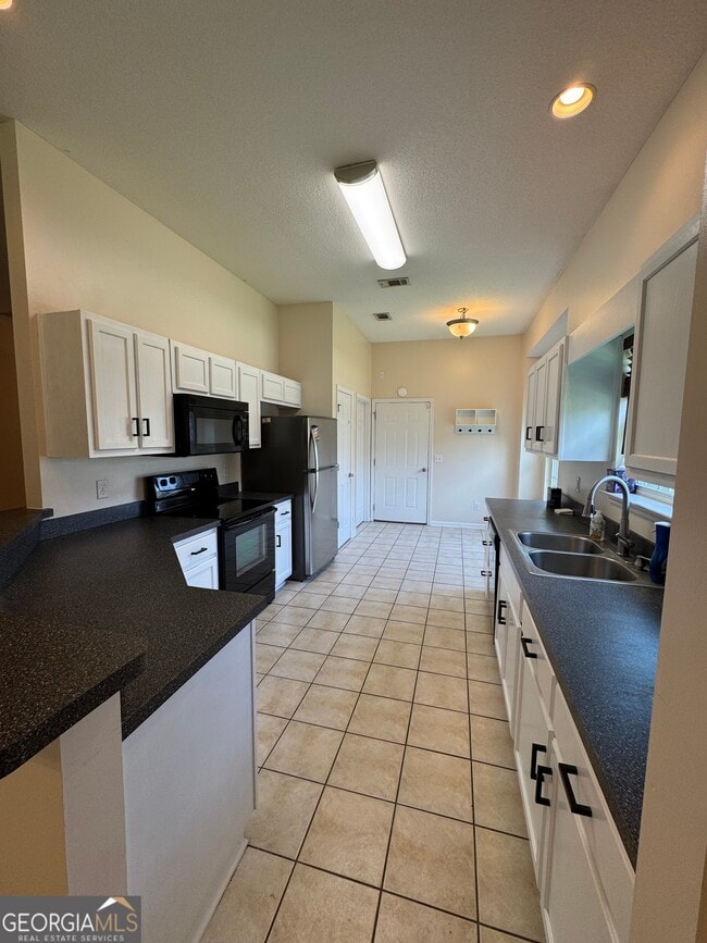 Building Photo - 607 Victorias Cir
