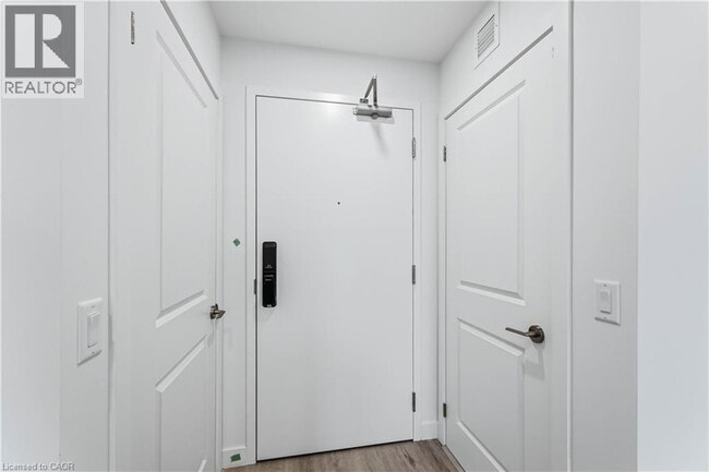 Building Photo - 461 Green Rd