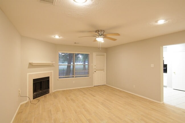 Building Photo - 8230 Golf Green Cir