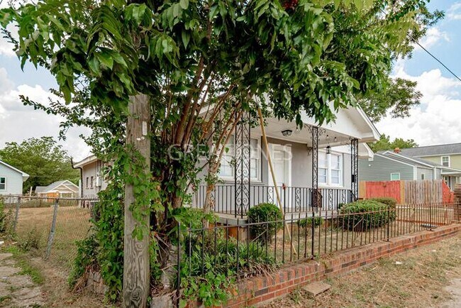 Building Photo - 12 Chaney St