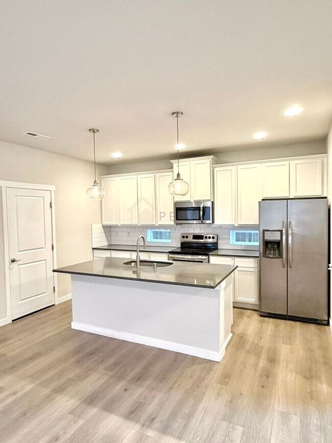 Building Photo - Modern 4-Bedroom, 2.5-Bath, 3-Story Home in Gated South Hill Community