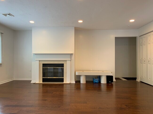 Building Photo - 61 Maple St