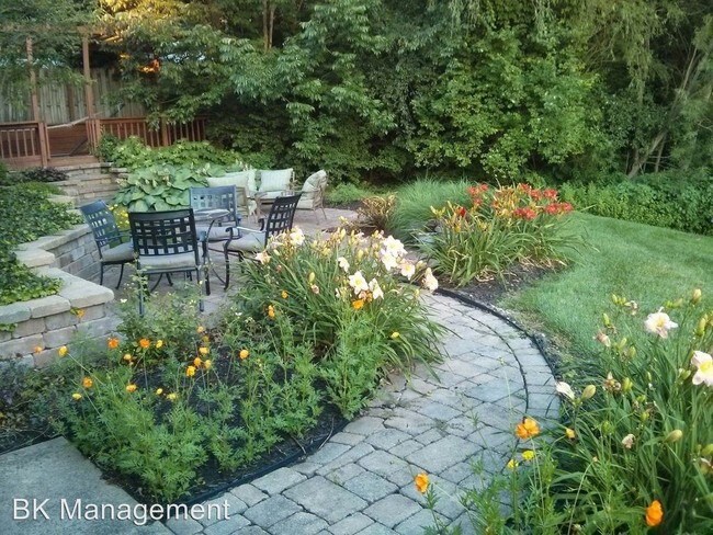 Building Photo - 619 Bur Oak Ct W