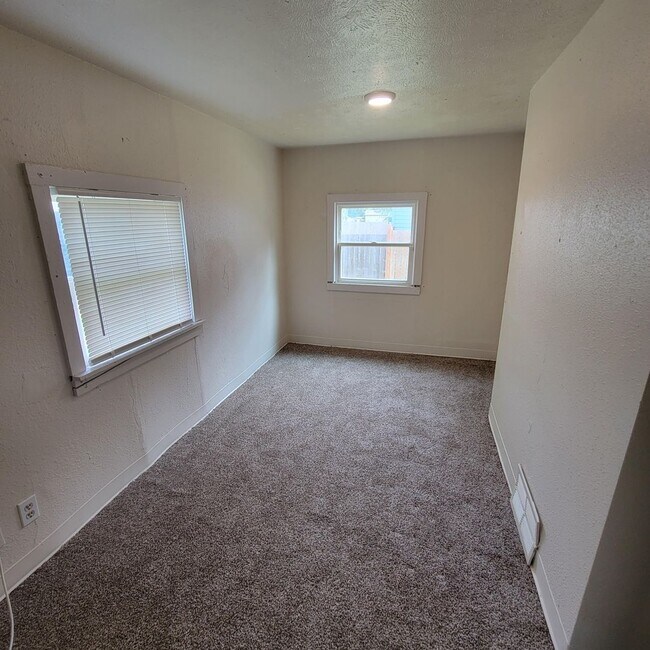 Foto del edificio - 4 bedroom lower South Hill home