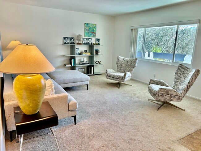 Foto del edificio - 1900 S Palm Canyon Dr