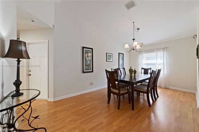 Foto del edificio - 3 br, 2 bath House - 7920 N Silverado Cir 0