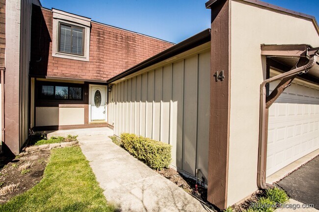 Foto del edificio - 14 Westwood Dr