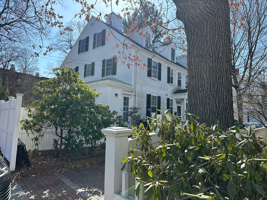 Primary Photo - 84 Irving St
