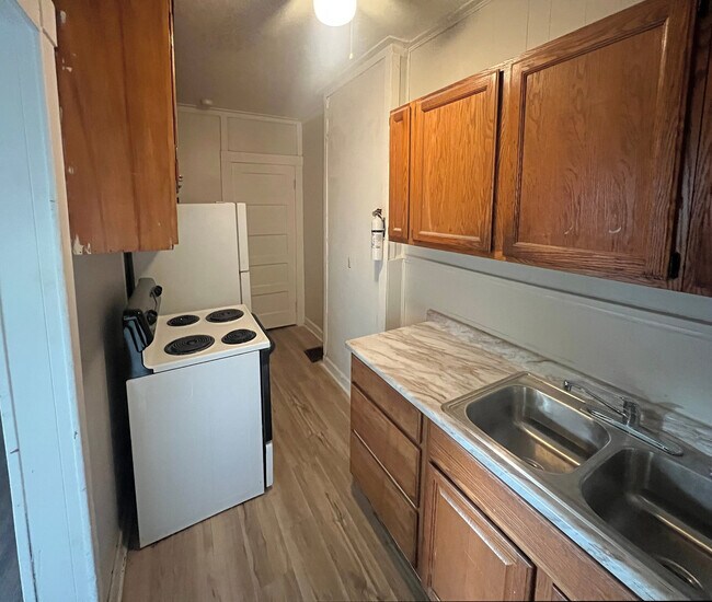 Photo - 1010-1012 Lorain Ave Apartment