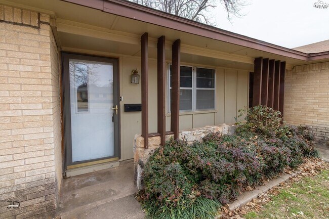 Building Photo - 4646 Sierra Madre Dr