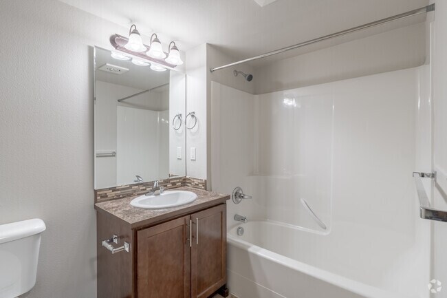 1B, 1BA 654SF - Baño - Cascade Village Apartments