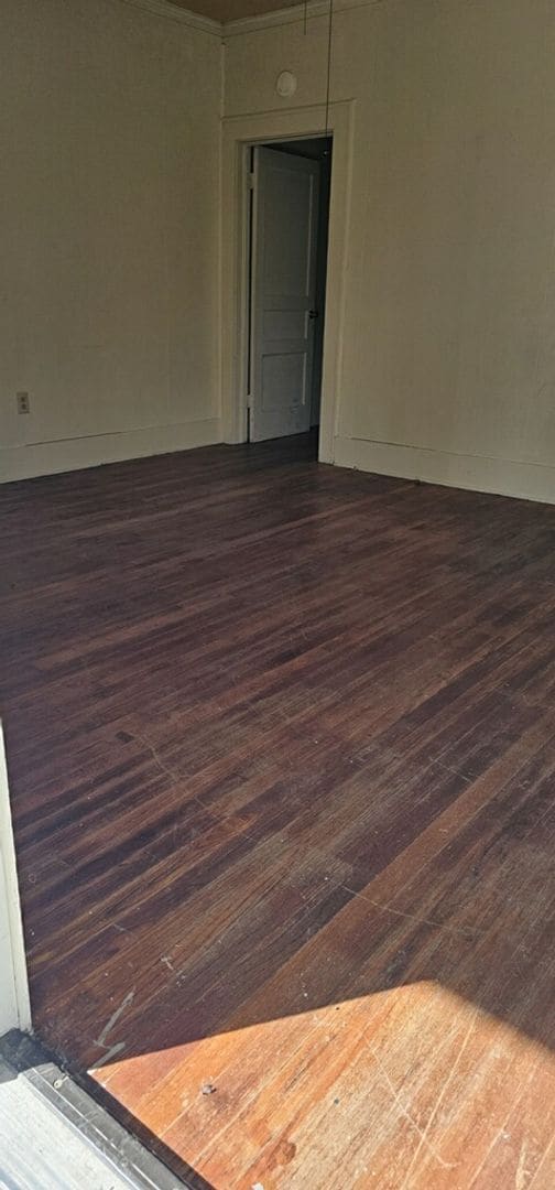 Building Photo - 2/1 Ready to move in