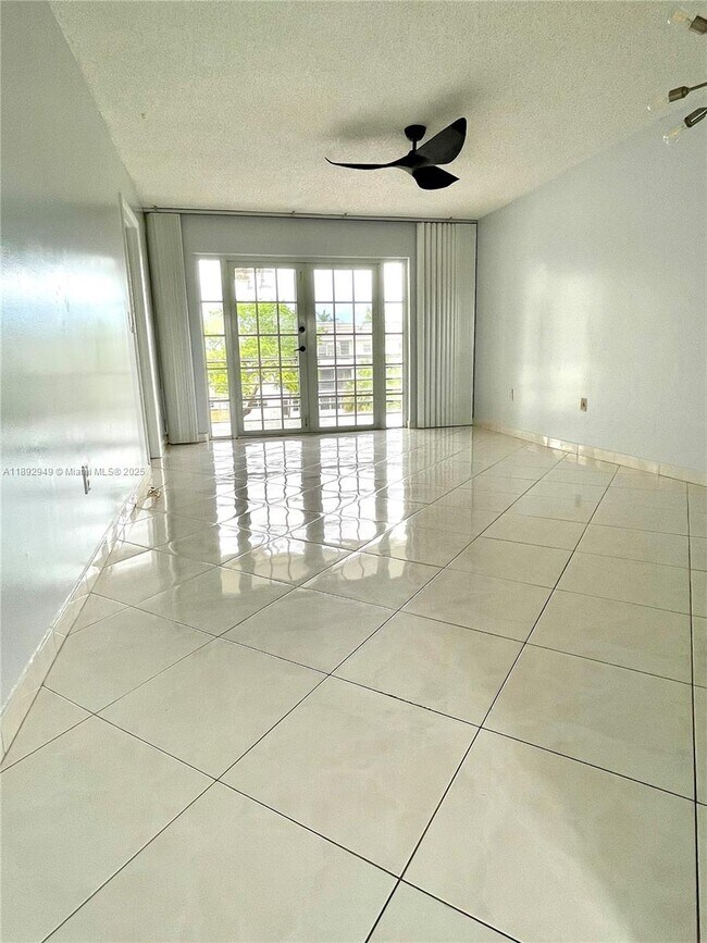 Foto del edificio - 8280 Sunrise Lakes Blvd