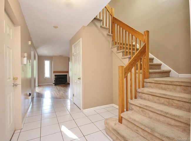 Building Photo - 18 Knoll View