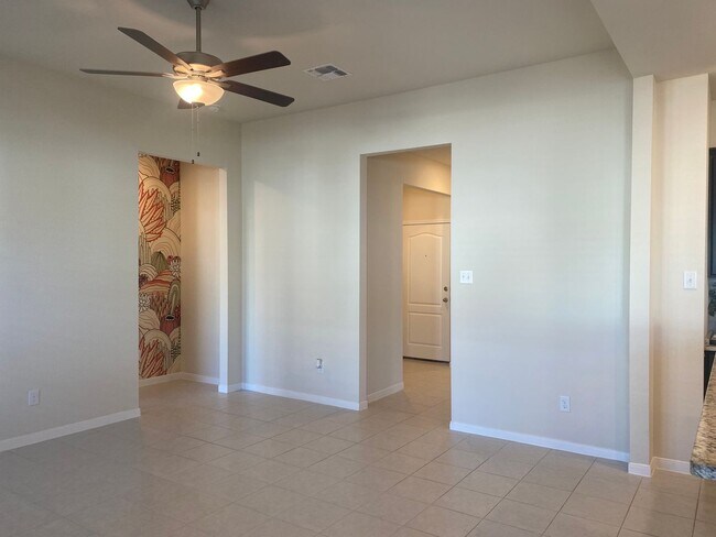 Building Photo - 4 BEDROOM, SHORT TERM LEASE AVAILABLE