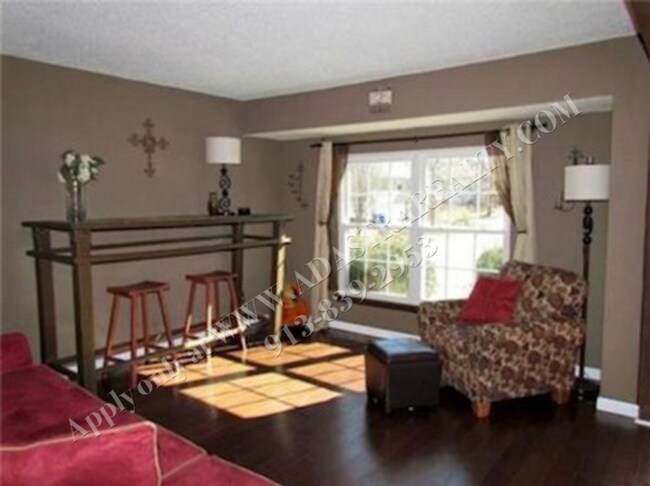 Building Photo - Updated 3 Bed 2 Bath Home in OLATHE-Available NOW!!