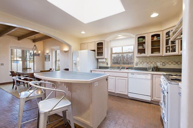 Foto del edificio - 842 W Manhattan Ave