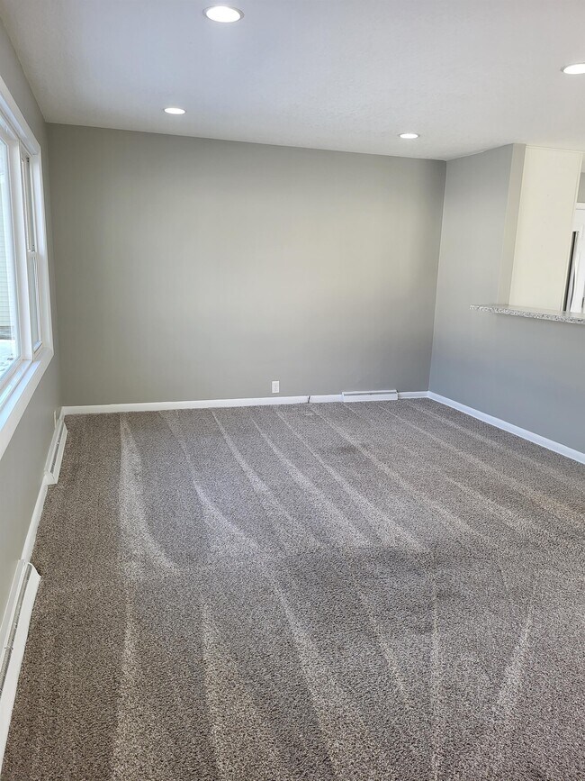 Building Photo - 1744 Elmwood Dr